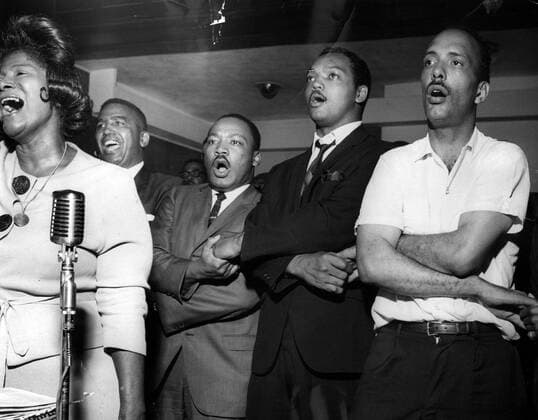 October 4, 2021: Mahalia Jackson, left, sings We Shall Overcome with civil rights leaders the Rev. Martin Luther King, third left, Jesse Jackson, second from right, and Albert Raby, right, on Aug. 4, 1966. The event happened at 844 W. 71st St. in Chicago, Illinois. - ZUMAm67_ 20211004_zaf_m67_024 Copyright: xRayxFosterx