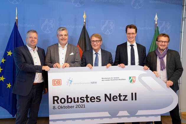 Press event for the signing of the contract Robust Network 2 of LAND NRW and Deutsche Bahn Aktuell, 08 10 2021, Duesseldorf, NRW Minister of Transport Hendrik Wuest together with Railway Infrastructure Board Member Ronald Profalla and other official representatives of regional rail transport at the signing of the contrac
