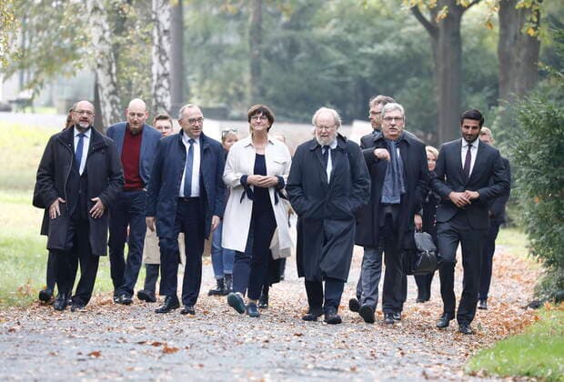 Martin Schulz, Chairman of the Friedrich Ebert Foundation, Norbert Walter Borjans, Saskia Esken, Wolfgang Thierse , Ralf Wieland, President of the Berlin House of Representatives, Germany, Berlin, Waldfriedhof Zehlendorf, Wreath-laying ceremony in memory of Willy Brandt