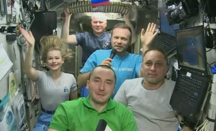 Bilder des Jahres 2021, Entertainment 10 Oktober Entertainment Themen der Woche KW40 Entertainment Bilder des Tages Russia ISS Space Film 6667989 08.10.2021 In this handout video grab released by the Russian Space Agency Roscosmos, actress Yulia Peresild, film director Klim Shipenko and cosmonaut Anton Shkaplerov, from left in the second row, cosmonauts Pyotr Dubrov, foreground, and Oleg Novitsky pose for a photo during the 66th Expedition to the International Space Station (ISS). Editorial use only, no archive, no commercial use. The press service of Roskosmos RSC Energia»  Copyright: xx