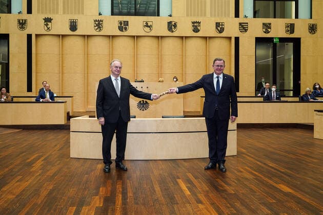 08 10 2021, Berlin, Germany, GER,1009 meeting Bundesrat, Bundesrat President Reiner Haseloff passes the baton of the presidency to his designated successor Bodo Ramelow
