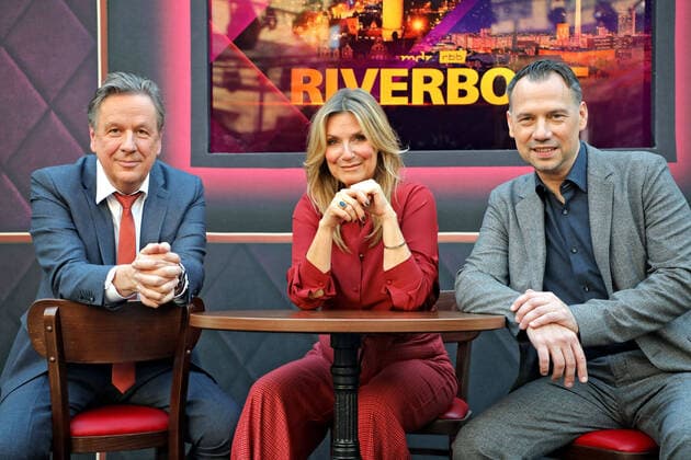 MDR Riverboat presenter Jörg Kachelmann , host Kim Fisher and Sebastian Fitzek during a press event for the MDR talk show Riverboat on 08 10 2021 in the Mediacity Leipzig 20211008BOS0003