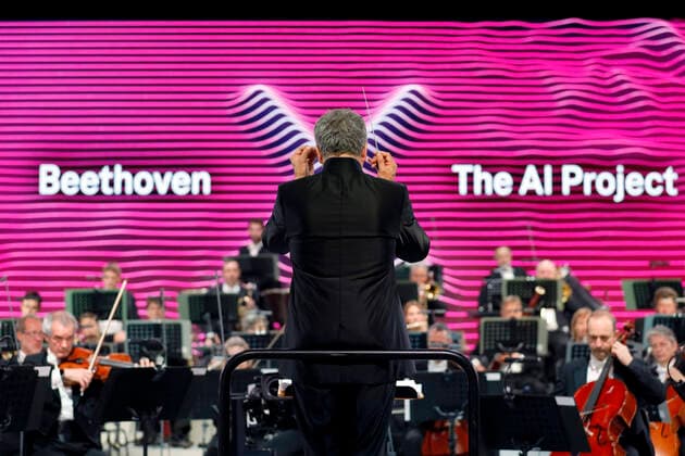 Dirk Kaftan at the dress rehearsal of the Beethoven Orchestra Bonn for Beethovens 10th Symphony, completed by an AI, before the evening premiere at the Telekom Forum Bonn, 09 10 2021 Foto:xC.xHardtx xFuturexImage