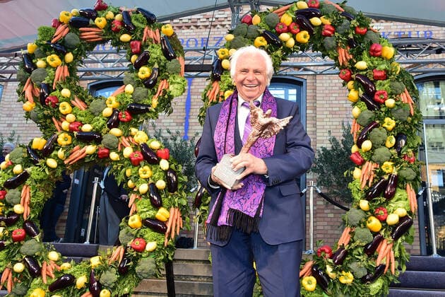Chef of the Year, Eckhart Witzigmann Eckart Witzigmann with trophy, Inspiration Chef of the Century big birthday party for 80 years Chef of the Year, Eckhart Witzigmann at the KPM Quartier in Berlin on 09 10 2021 Photopress Mueller