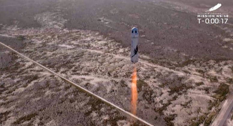 Bilder des Jahres 2021, News 10 Oktober News Themen der Woche KW41 October 13, 2021, Van Horn, Texas, USA: Mission NS-18 Launch in West Texas. Star Trek actor William Shatner took an 11-minute trip into space aboard a flight. Shatner rode alongside three other passengers. At age 90, Shatner became the oldest person to have flown in space. After landing back on Earth, Shatner said the flight was the most profound experience he could imagine. I hope I can maintain what I feel now. I don t want to lose it, he said. Shatner flew along with three other private citizens as part of a suborbital spaceflight. They are: Glen de Vries, vice chair for life sciences and healthcare at the French software company Dassault Systmes; Audrey Powers, vice president of mission and flight operations; and Chris Bos - ZUMAz03_ 20211013_new_z03_881 Copyright: xBluexOriginx