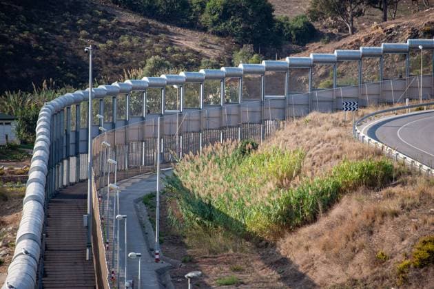 Border fence on the EU external borders: Ceuta Auf der spanischen Exklave Ceuta befindet sich die EU Außengrenze zu Marokko. Die Grenze ist mit einem Grenzzaun gesichert. Es kommt immerwieder zu illegalen Grenzübertritten. Im Bild: Grenzzaun in Ceuta. Spanien. 13.10.2021