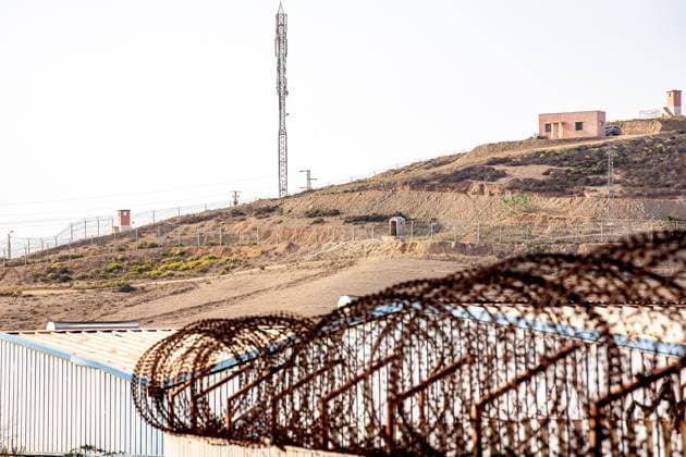 Border fence on the EU external borders: Ceuta Auf der spanischen Exklave Ceuta befindet sich die EU Außengrenze zu Marokko. Die Grenze ist mit einem Grenzzaun gesichert. Es kommt immerwieder zu illegalen Grenzübertritten. Im Bild: Grenzzaun in Ceuta. Spanien. 13.10.2021