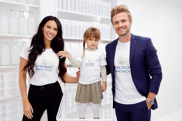 Jörn Schlönvoigt with wife Hanna Weig and daughter Delia at the VIP Event of the Initiative Milch in the Super Candy Store Museum Cologne, 14 10 2021 Foto:xC.xHardtx xFuturexImage