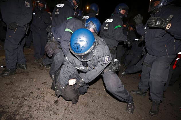 During a demonstration against the eviction of the left-wing autonomous construction trailer camp Köpi in Berlin Kreuzberg, riots broke out Police officers were pelted with bottles, stones and fireworks Unknown persons smashed windows of several cars in Reichenbergerstraße, rammed traffic signs into parked Foto:xJ.xMWx xFuturexImage
