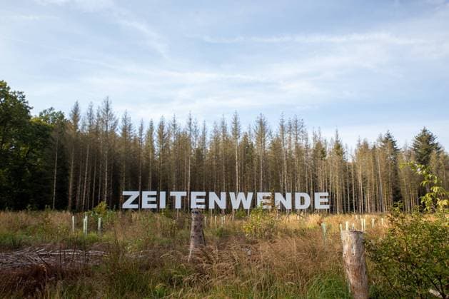 Bonn, art project wald anders denken in Kottenforst 18 10 2021 Bonn, Kottenforst The project wald anders denken is intended to provide visitors with new aspects of the forest, its sustainable management and global significance for the world climate Photo Huge lettering Zeitenwende In the background dead spruces can be seen Bonn Bad Godesberg Nordrhein West