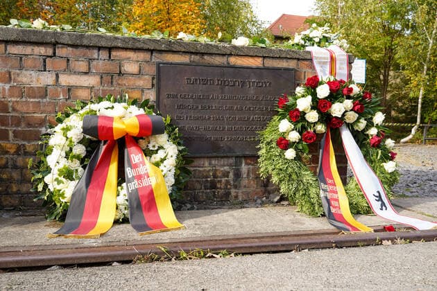 18 10 2021,Berlin, Germany,GER,Gleis 17 Bahnhof Berlin Grunewald Eighty years ago, on 18 October 1941, the deportations of Jewish citizens began in Berlin. A mourning wreath by the Federal President and the Mayor of Berlin