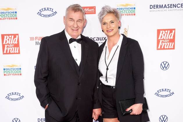 Award of the Golden Picture of the Woman Heinz Hoenig with wife Annika Kärsten on the red carpet at the award of the Golden Picture of the Woman at the Stage Theater Neue Flora in Hamburg Copyright: xEventpressxGolejewskix