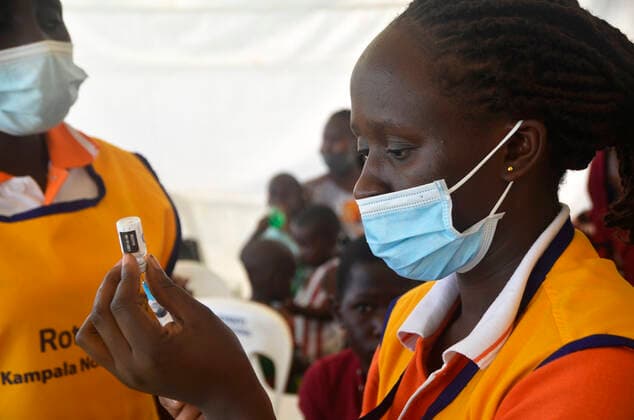 (211024) -- KAMPALA, Oct. 24, 2021 -- A medical worker prepares a dose of polio vaccine during an event to mark World Polio Day in Kampala, Uganda, Oct. 24, 2021. (Photo by Xinhua) UGANDA-KAMPALA-WORLD POLIO DAY-IMMUNIZATION ACTIVITIES NicholasxKajoba 