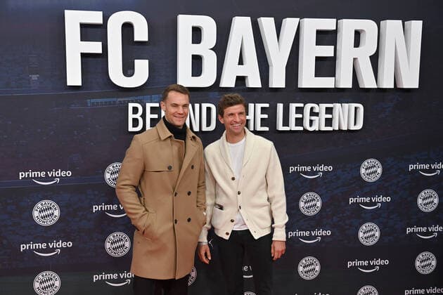 from left Manuel NEUER goalkeeper Bayern Muenchen , Thomas MUELLER MÜLLER,Bayern Muenchen in civilian clothes,private premiere party for the Amazon Original documentary FC BAYERN Ð BEHIND THE LEGENDon 25 10 2021 at the Arri cinema in Munich red carpet