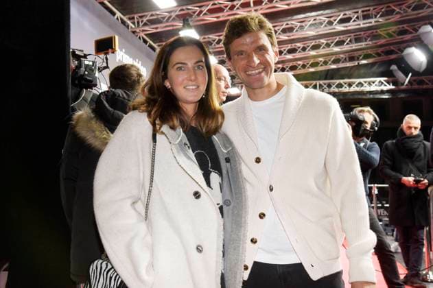 Thomas Müller with wife Lisa Müller at the premiere of the Amazon Original Series FC Bayern Behind the Legend in the Astor Film Lounge at the Arri Kino Munich, 25 10 2021. Foto:xS.xAdamx xFuturexImage