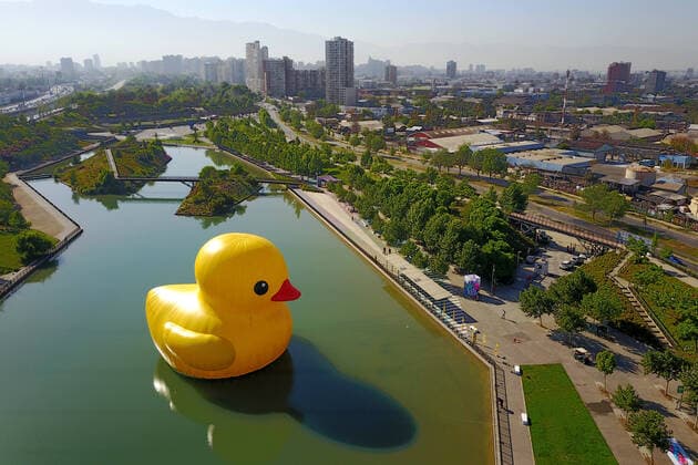 Santiago, October 28, 2021 The eighth version of Hecho En Casa Entel begins, with works such as the Rubber Duck in the Parque de la Familia in the Quinta Normal district, Santiago Chile Aton 555082  Copyright: ANDRESxPINA ATONxCHILE