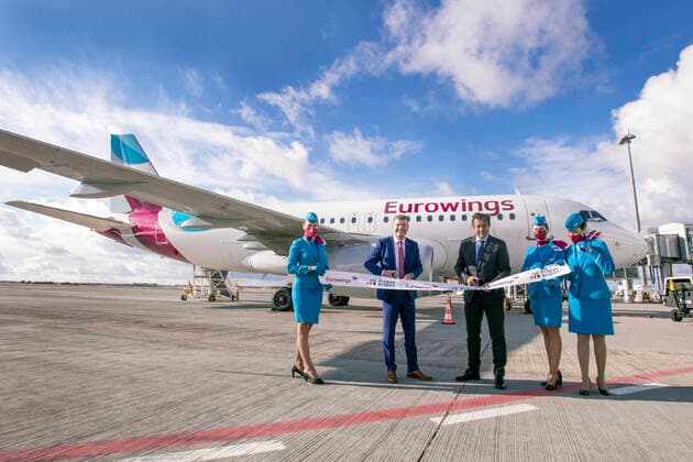 Bilder des Jahres 2021, News 11 November News Themen der Woche KW44 News Bilder des Tages Jens Bischof, CEO of Eurowings, second from left, and Jiri Pos, CEO of the Vaclav Havel Airoport Prague, third from right, launch new Prague base of Eurowings, subsidiary of Lufthansa, in the Vaclav Havel Airoport Prague in Prague, Czech Republic, November 2, 2021. (CTKxPhoto MichaelaxRihova) CTKPhotoP2021110206202 mir 2