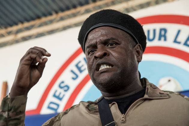 Bilder des Jahres 2021, News 11 November News Themen der Woche KW44 News Bilder des Tages The leader of Haiti s main armed gang, Jimmy Cherizier, alias Barbecue, speaks to the media during a tour of the La Saline neighborhood, in Port-au-Prince, Haiti, 03 November 2021. Barbecue, kingpin of the group called G9 Fanmi e Alye, summoned the national and international press in the impoverished neighborhood of La Saline and read a statement charging against the Government and calling for the resignation of Prime Minister Ariel Henry. Criminal groups, mainly G9 Fanmi and Alye, have been spreading terror for months, with the exception of two brief truces after the assassination of President Jovenel Moise on 07 July and the earthquake that struck the south of the country on 04 August. Leader of Haiti s largest gang summons the press and Copyright: xOrlandoxBarriax AME4379 20211103-fa44ee1ba08e39ac34743c838ca6b05b609bcebe