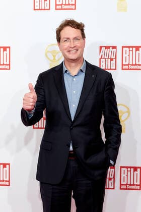 The Golden Steering Wheel 2021 Ola Källenius Chairman of the Board of Management Daimler AG on the red carpet at the Golden Steering Wheel award ceremony in the Axel Springer Tower in Berlin Copyright: xEventpressxGolejewskix