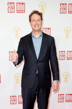 The Golden Steering Wheel 2021 Ola Källenius Chairman of the Board of Management Daimler AG on the red carpet at the Golden Steering Wheel award ceremony in the Axel Springer Tower in Berlin Copyright: xEventpressxGolejewskix