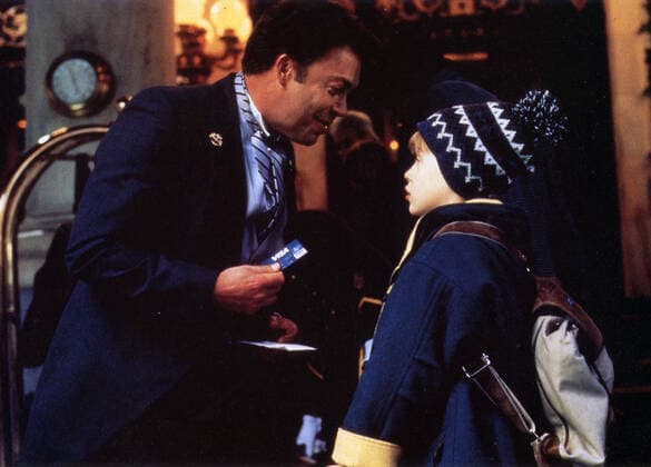 HOME ALONE 2 : LOST IN NEW YORK US 1992 HOME ALONE 2 : LOST IN NEW YORK US 1992 TIM CURRY, MACAULAY CULKIN Date: 1992. Strictly editorial use only in conjunction with the promotion of the film. Credit line mandatory. This image is copyright of the film company and is supplied under the terms of issue as film still. No commercial or book cover use permitted without prior consent from the film company.  Mandatory credit line: Courtesy C2OTH FOX TWENTIETH CENTURY FOX Ronald Grant Mary Evans
