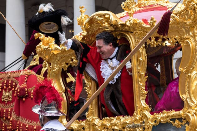 November 13, 2021, London, United Kingdom: Mayor of city of London Alderman Vincent Keaveny seen waving his hat from the golden carriage, during the parade..The Lord Mayor s Show dates back to the early 13th century, when King John rashly allowed the City of London to appoint its own Mayor. Every year, the newly-elected Mayor tours the city in a golden carriage to swear loyalty to the Crown. This year, Alderman Vincent Keaveny was elected as the 693rd Lord Mayor of the City of London. The parade begins at Mansion House. London United Kingdom - ZUMAs197 20211113_zaa_s197_076 Copyright: xBelindaxJiaox