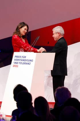 Iris Berben and Daniel Libeskind at the award ceremony for understanding and tolerance in the Glass Courtyard of the Jewish Museum Berlin, 13 11 2021 Foto:xJ.xMWx xFuturexImage