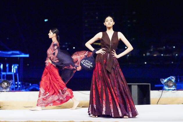 (211114) -- COLOMBO, Nov. 14, 2021 -- Models present creations during Colombo Fashion Week in Colombo, Sri Lanka, Nov. 13, 2021. The two-day Colombo Fashion Week this year in Sri Lanka was concluded with the last-day show held Saturday night at the marina of the Colombo Port City. ) SRI LANKA-COLOMBO-FASHION WEEK TangxLu