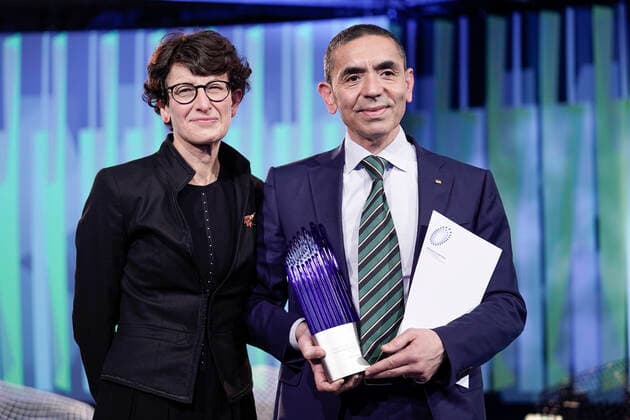 Award of the German Future Award 2021, Prize of the German President for Technology and Innovation Current, 17 11 2021, Berlin, Ugur Sahin and Oezlem Tuereci the winners of the German Future Award 2021 and the prize and certificate in hand at the award ceremony by the German President Berlin Berlin Germany