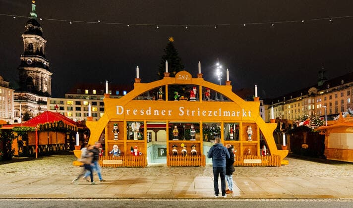 GER Saxonia Dresden old market view of the closed 587 Striezelmarkt to last was hoped on Friday afternoon the traditonellen Christmas market to be able to open however by the recent part Lockdown it remains for the time being to 12 December closed and do not go the lights on the giant Schwibbogen of the