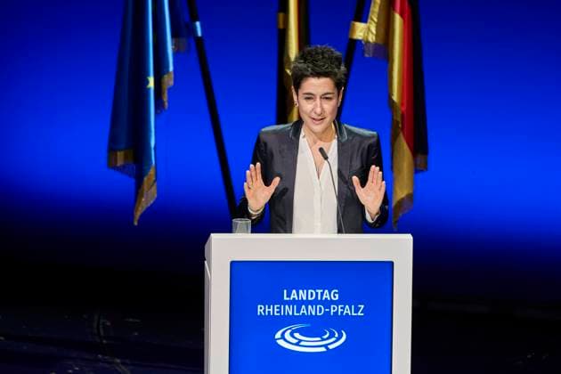 Ceremony at the Koblenz Theatre 75 years of parliament in Rhineland-Palatinate 22 11 2021, Rhineland-Palatinate, Koblenz Dunja Hayali, journalist speaks the ceremonial address at the Koblenz Theatre On 22 November 1946, the Rhineland-Palatinate Consultative Assembly met for the first time 75 years later, this is celebrated at the same place