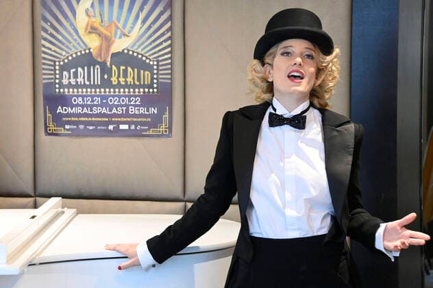 Lena Müller as Marlene Dietrich at the press conference for the newly revised revue Berlin Berlin at the 20s Hotel am Steinplatz Berlin, 23 11 2021 Foto:xF.xKernx xFuturexImage