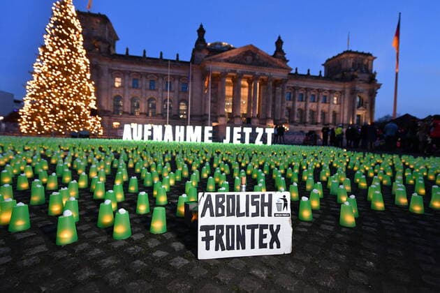 On the first Sunday of Advent, 28 November 2021, refugee organizations demonstrated with thousands of green lights between the Reichstag building in Berlin and the Chancellors O Copyright: epd-bild ChristianxDitsch EDITORIAL USE ONLY