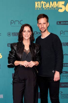 Musical premiere of Ku damm 56 Stefanie Kloß with boyfriend Thomas Stolle on the red carpet at the premiere of Ku damm 56 Das Musical at the Stage Theater des Westens in Berlin Copyright: xEventpressxGolejewskix