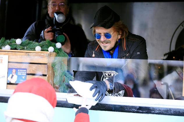 Frank Zander handing over a donation cheque to the Caritas Foodtruck and distributing food and gifts from the Food Truck to homeless and needy people at Alexanderplatz Berlin, 02 12 2021 Foto:xS.xGabschx xFuturexImage
