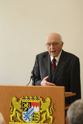 Empfang für den ehemaligen Bayerischen Innenminister Bruno Merk aus Anlass seines 90. Geburtstags. Bruno Merk bedankt sich mit einer Rede für den Empfang. Am 17.04.2012 wurde der ehemalige bayerische CSU-Politiker und Innenminister Bruno Merk im Bayerischen Innenministerium in München mit einem Empfang aus Anlass seines 90. Geburtstags geehrt. Nachtrag: Bruno Merk ist am 13.03.2013 in Günzburg gestorben. - Bruno Merk speaks words of thanks for the reception. On April 17th, 2012, the former Bavarian CSU politician and Interior Minister Bruno Merk was honored at the Bavarian Interior Ministry in Munich, Germany, with a reception on the occasion of his 90th birthday. Addendum: Bruno Merk died on March 13, 2013 in Guenzburg, Germany. MÃ Copyright: xMichaelxLucanxxxaal.photox