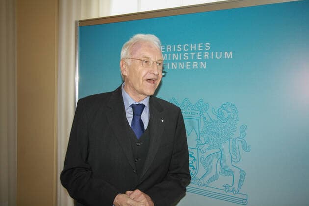Empfang für den ehemaligen Bayerischen Innenminister Bruno Merk aus Anlass seines 90. Geburtstags. Dr. Edmund Stoiber (CSU) vor Beginn der Veranstaltung. Am 17.04.2012 wurde der ehemalige bayerische CSU-Politiker und Innenminister Bruno Merk im Bayerischen Innenministerium in München mit einem Empfang aus Anlass seines 90. Geburtstags geehrt. Nachtrag: Bruno Merk ist am 13.03.2013 in Günzburg gestorben. - Dr. Edmund Stoiber (CSU) before the start of the event. On April 17th, 2012, the former Bavarian CSU politician and Interior Minister Bruno Merk was honored at the Bavarian Interior Ministry in Munich, Germany, with a reception on the occasion of his 90th birthday. Addendum: Bruno Merk died on March 13, 2013 in Guenzburg, Germany. Copyright: xMichaelxLucanxxxaal.photox