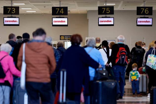 Pandemic-related entry requirements for land, air and sea travel apply to entry into Germany For example, returnees from a high-risk or virus-variant area must complete a digital entry declaration before entering the country and then go into quarantine or isolation In the picture, travellers and airline coun Foto:xC.xHardtx xFuturexImage