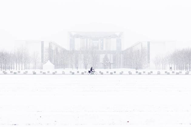 A person stands out in front of the chancellors office in blowing snow in Berlin, 09 12 2021 Berlin Germany Copyright: xFlorianxGaertner photothek.dex