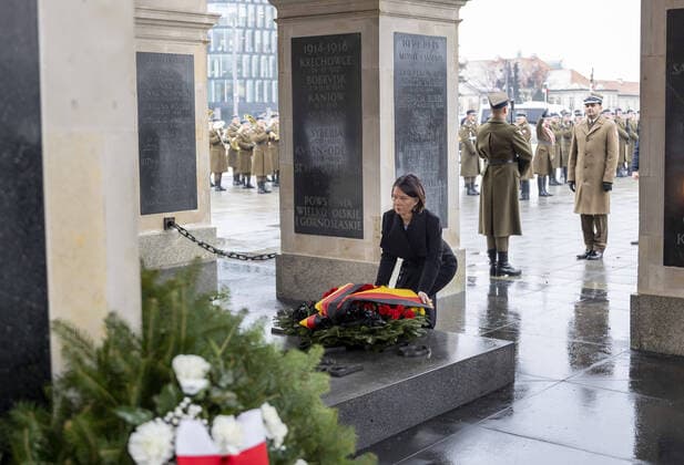 Annalena Baerbock, German Foreign Minister, starts her first foreign trip to Paris, Brussels and Warsaw Here at a wreath-laying ceremony at the Tomb of the Unknown Soldier in Warsaw 10 12 2021 Warsaw Poland Copyright: xThomasxImo photothek.netx