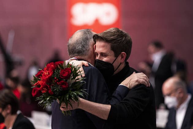 L R Norbert Walter Borjans, outgoing federal chairman of the SPD, and Kevin Kuehnert, SPD secretary general, pictured at the SPD federal party conference in Berlin, 11 12 2021 At this party conference three days after the new federal government was sworn in, the SPD is looking for a new federal chairman to replace outgoing chairman Norbert Wal Copyright: xFlorianxGaertner photothek.dex