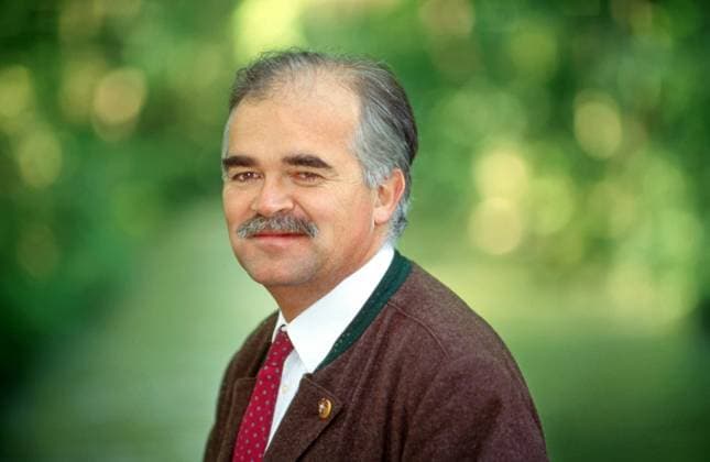 Peter Gauweiler, CSU, Bavarian Minister of the Environment, portrait 1993 DEU, Germany, Munich, 1993, Peter Gauweiler, born 1949, CSU, portrait, portrait, in the English Garden, then Bavarian Minister of the Environment, Bavarian Minister of State for Regional Development and Environme