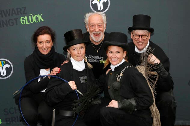 Annette Rost, Dieter Hallervorden and Norbert Skrobek with chimney sweepers at the donation cheque handover of the Chimney Sweepers Guild Berlin to the Tierheim Berlin in front of the Schlosspark Theater Berlin, 13 12 2021 Foto:xA.xBuggex xFuturexImage