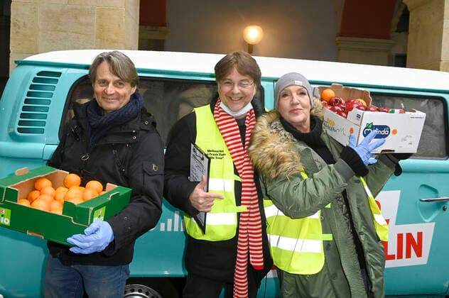 Wolfgang Bahro, Marcus Zander and Katy Karrenbauer distribute food and gifts from the Food Truck to the homeless and needy Berlin, 13 12 2021 Foto:xF.xKernx xFuturexImage