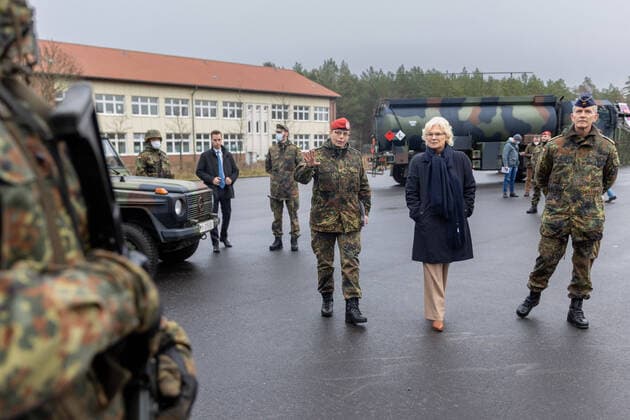 Federal Minister of Defense Christine Lambrecht in conversation during a visit to the Logistics Battalion 172 in Beelitz, 14 12 2021 Beelitz Germany. Copyright: xLeonxKuegeler photothek.dex