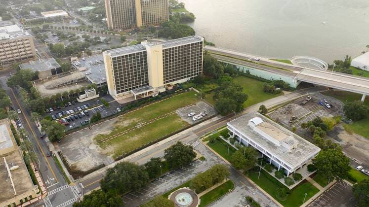 October 16, 2019, St. Petersburg, Florida, USA: An aerial view of the 1.4 acre Pierce Street, center, with Scientology s Oak Cove religious retreat above, and the former City Hall below. St. Petersburg USA - ZUMA_sci 20191016_mda_s70_100 Copyright: xLuisxSantanax