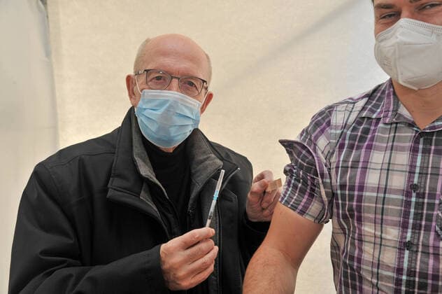 A vaccination action on Friday 17 12 2021 in Saarlouis In the picture f l Reiner Calmund and Alexander Brosius bub