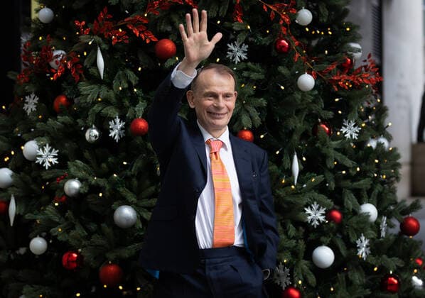 December 19, 2021, London, United Kingdom: Andrew Marr gestures to the media at BBC Broadcasting House after filming the final episode of the Andrew Marr Show in London..Marr is leaving the BBC after 20 years and his Sunday morning interview programme will be temporarily taken over by Sophie Raworth from 9th January. London United Kingdom - ZUMAs197 20211219_zaa_s197_304 Copyright: xTejasxSandhux