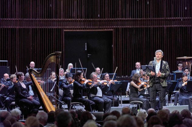 Jonas Kaufmann and the Deutsche Staatsphilharmonie Rheinland Pfalz conducted by Jochen Rieder at a Christmas concert celebrating Jonas Kaufmanns new CD It s Christmas at the Kuppelsaal Hannover, 20, 11 2021 Foto:xU.xStammx xFuturexImage
