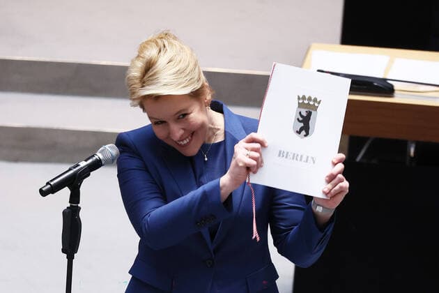 Franziska Giffey with the certificate after the election as the new Governing Mayor in the House of Representatives in Berlin on 21 December 2021 Election of the Governing Mayor of Berlin